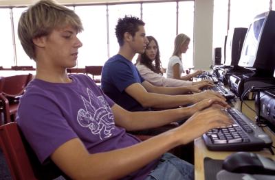 http://smallbusiness.chron.com/differences-between-chat-rooms-forums-71296.html social preview image