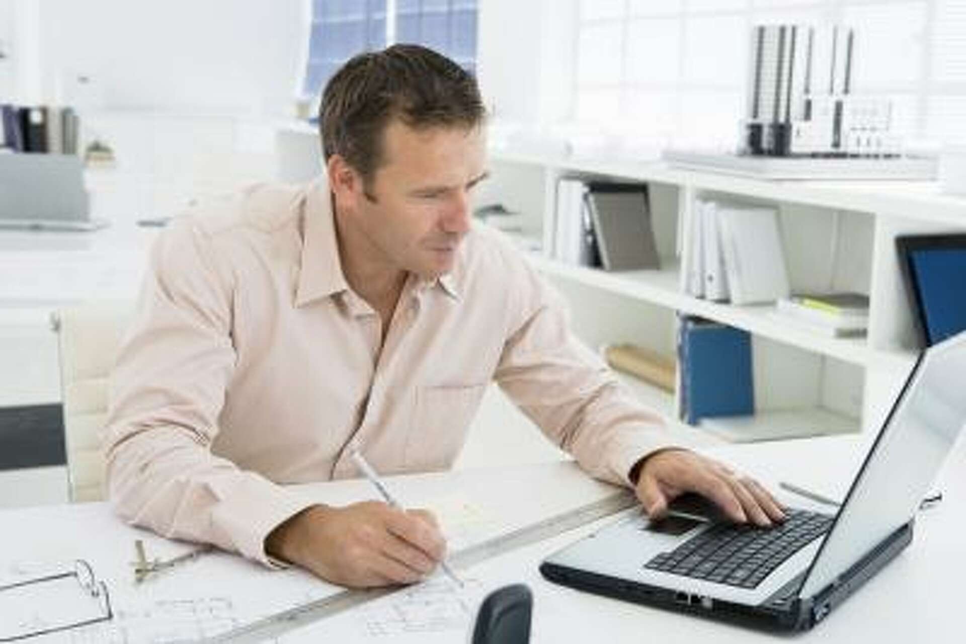 how can i see if someone read my email in outlook