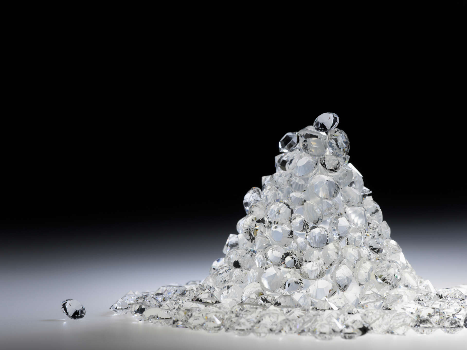 How to Make Money Being a Diamond Broker