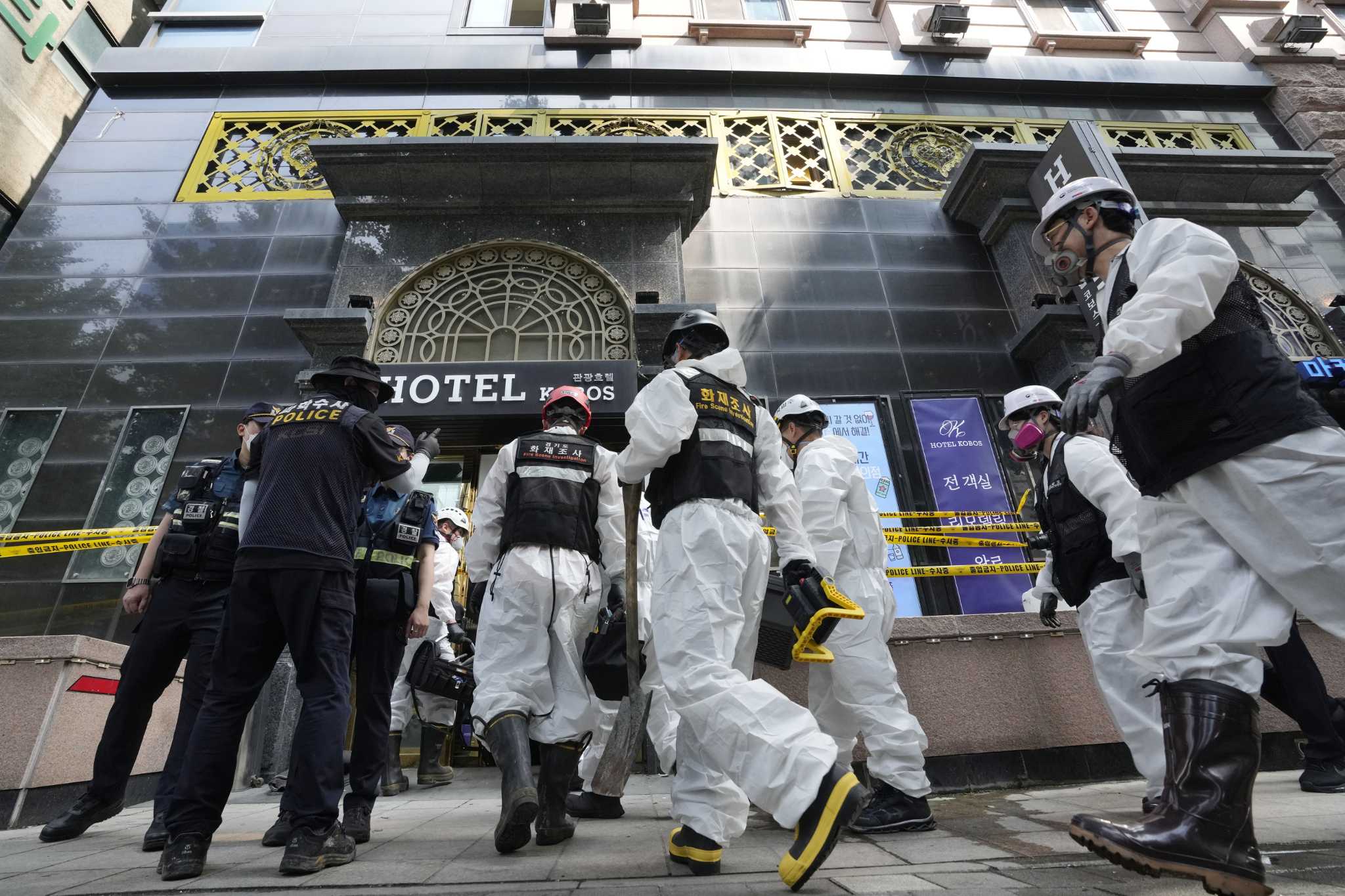 A South Korean hotel fire that killed seven people was likely made worse by a lack of sprinkler systems, officials say.