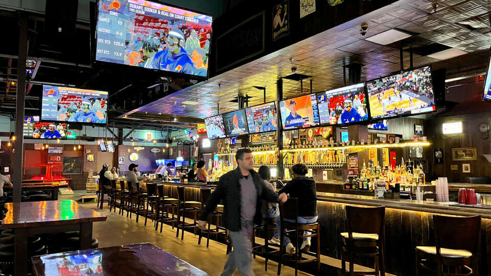 Little Woodrow’s offers a selection of beers, plenty of TV screens for watching various sports and a menu serving bar food like burgers, wings, tacos and fries.