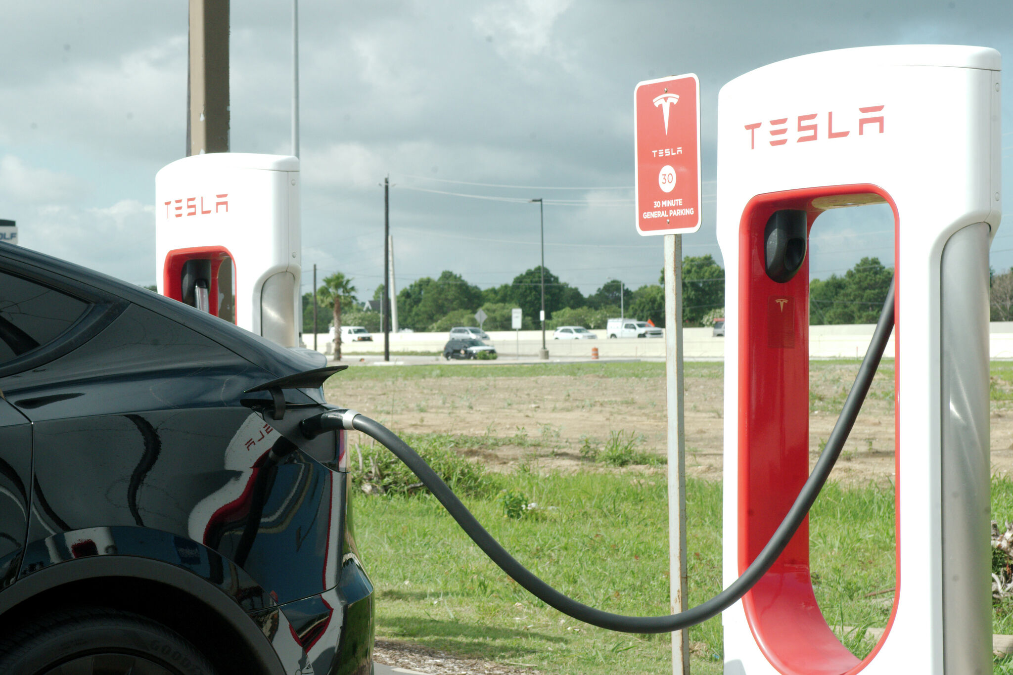 Tesla wheels taken off 11 vehicles in League City - Houston Chronicle