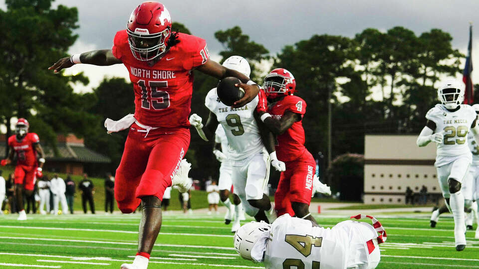 North Shore quarterback Kaleb Bailey (15) runs for a 63-yard touchdown during the second quarter of a non-district high school football game at Galena Park ISD Stadium, Friday, Aug. 30, 2024, in Houston.