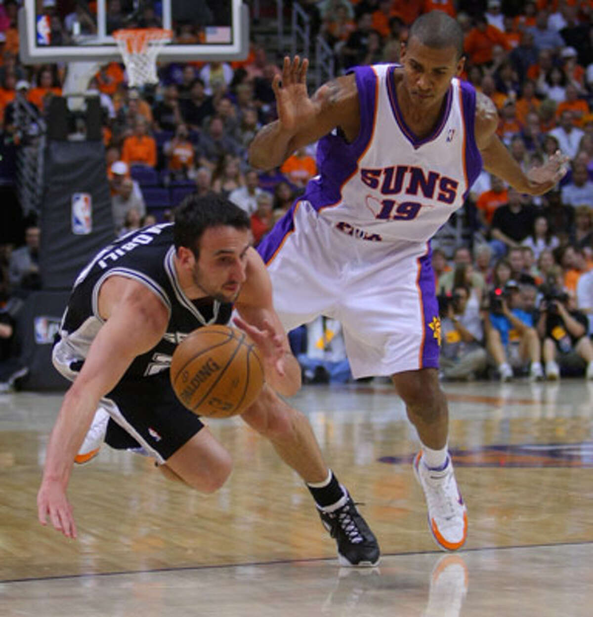 Manu Ginobili (left) and veteran guard Raja Bell might be teaming up with the Spurs next season.