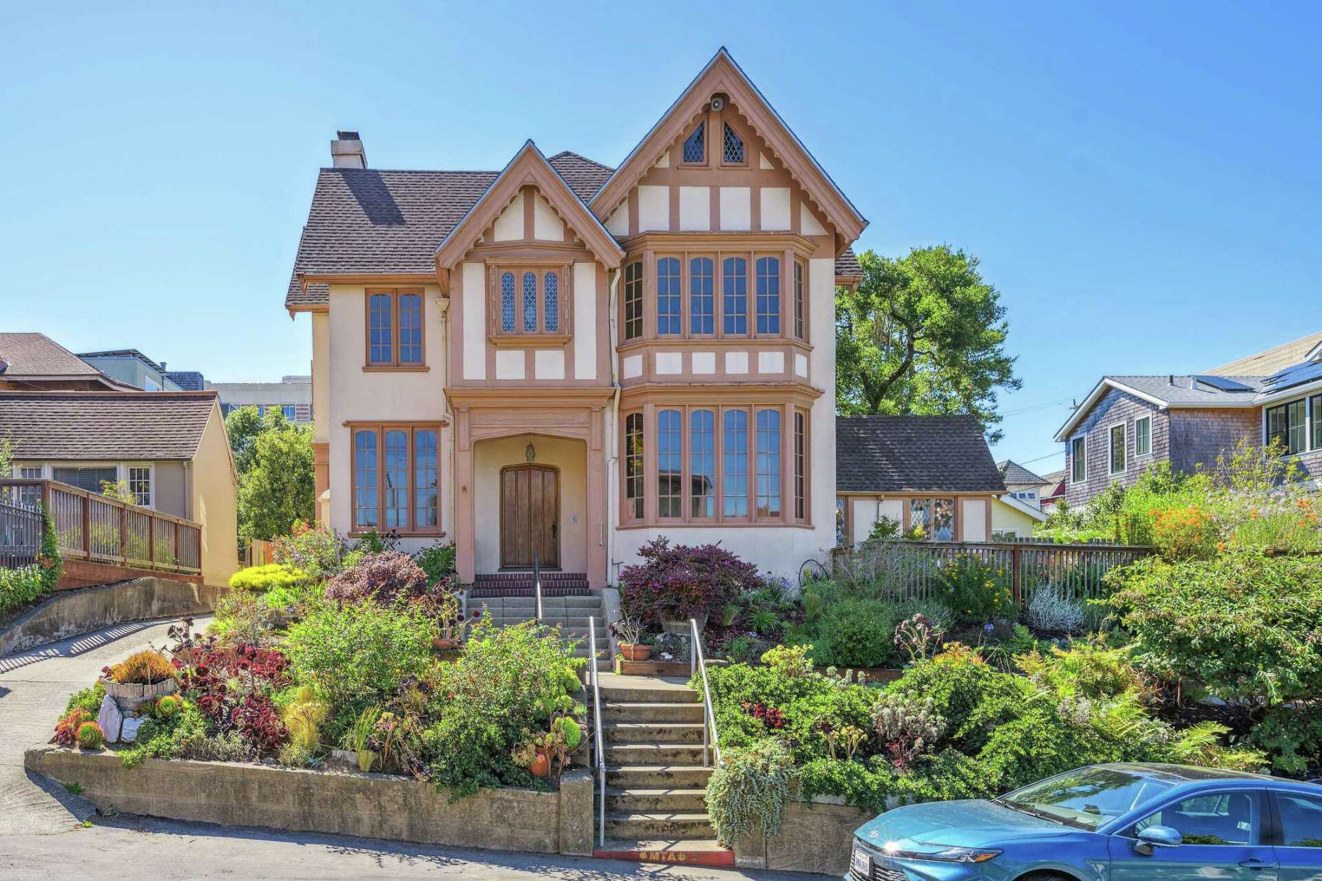 Photos: San Francisco Sea Cliff fixer-upper listed for $4 million