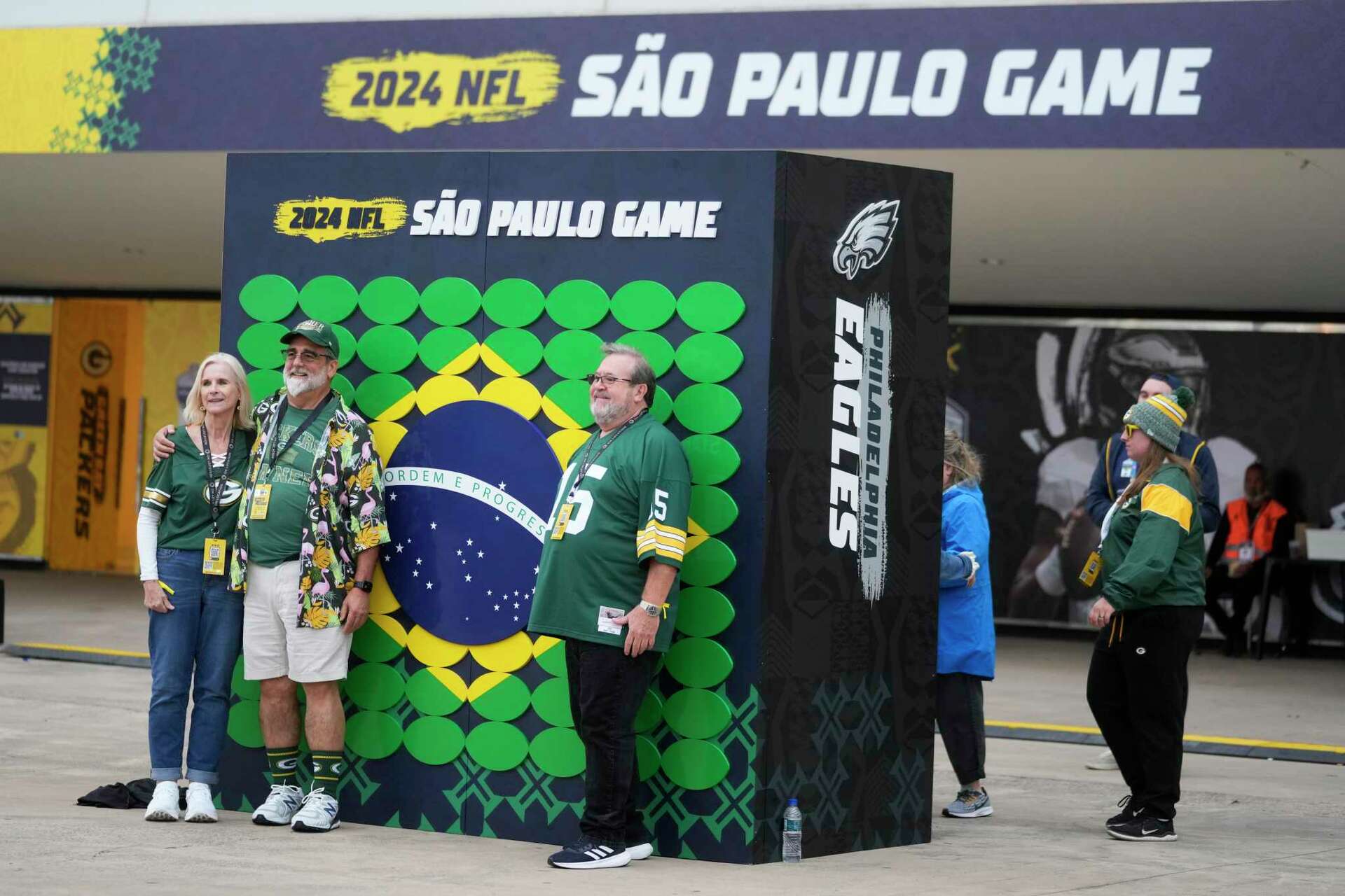 Some NFL fans defy host soccer club's preference by wearing green to Packers -Eagles game in Brazil