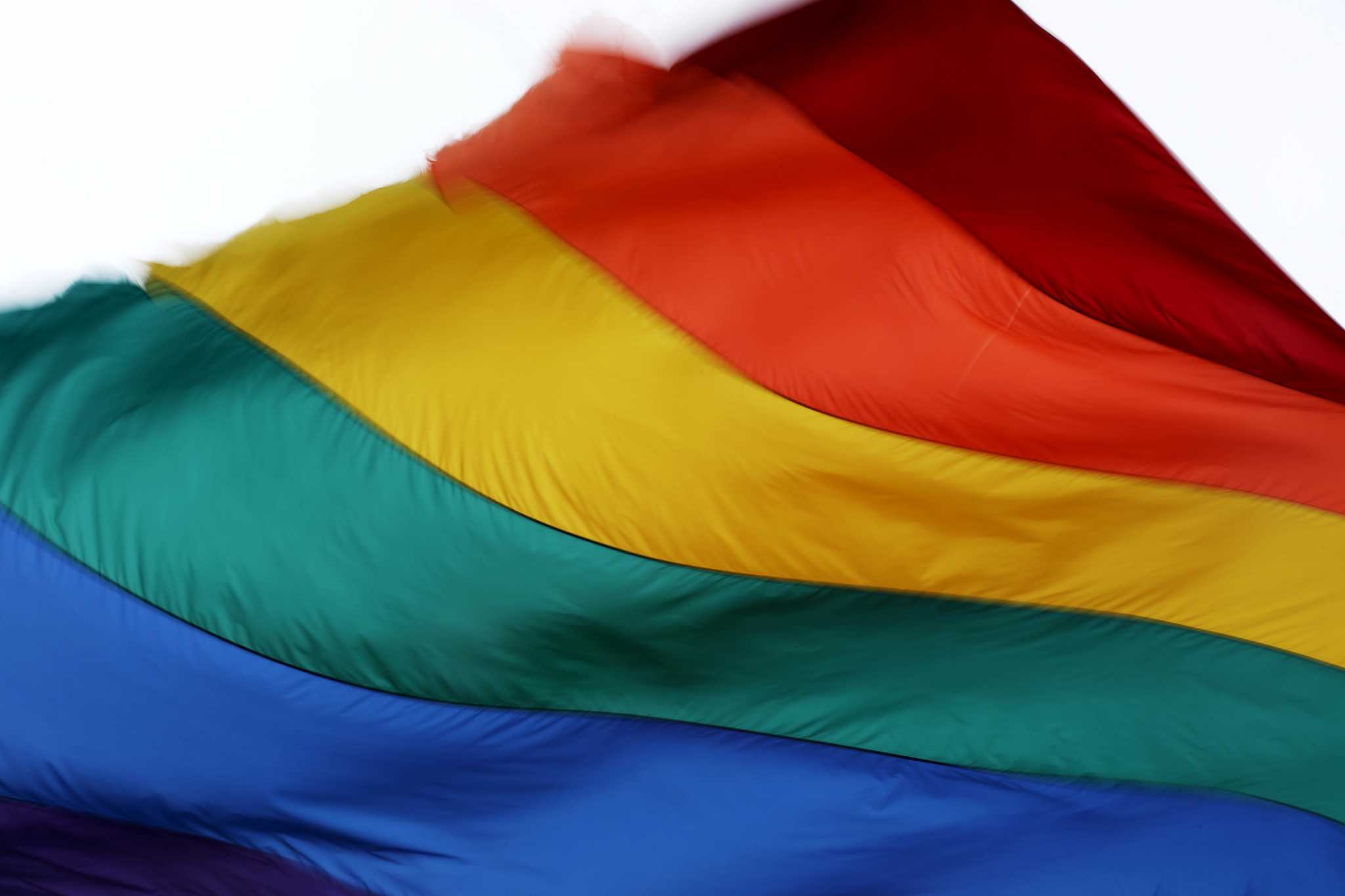 Regenbogen-Gay-Pride-Flagge am Harvey Milk Plaza wird als Wahrzeichen ...