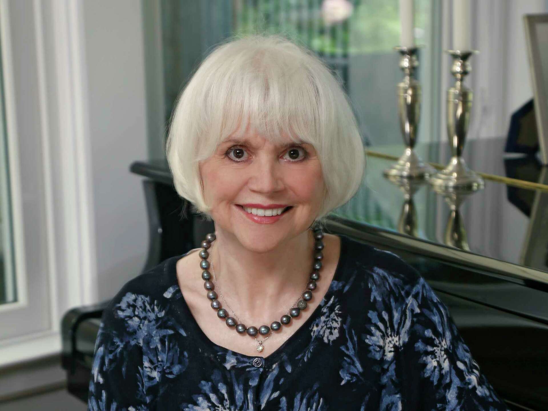 Linda Ronstadt slams Trump rally in hometown, backs Kamala Harris