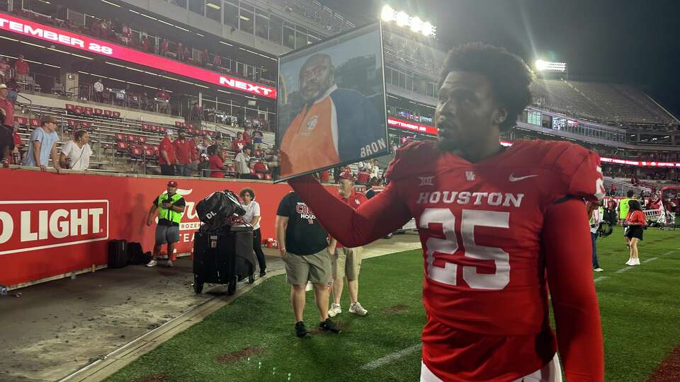 UH linebacker Jamal Morris pays tribute to Allen Aldridge, his former coach at Fort Bend Bush who passed away unexpectedly on Sept 8, during the Cougars' 33-7 win over crosstown rival Rice on Saturday night. 