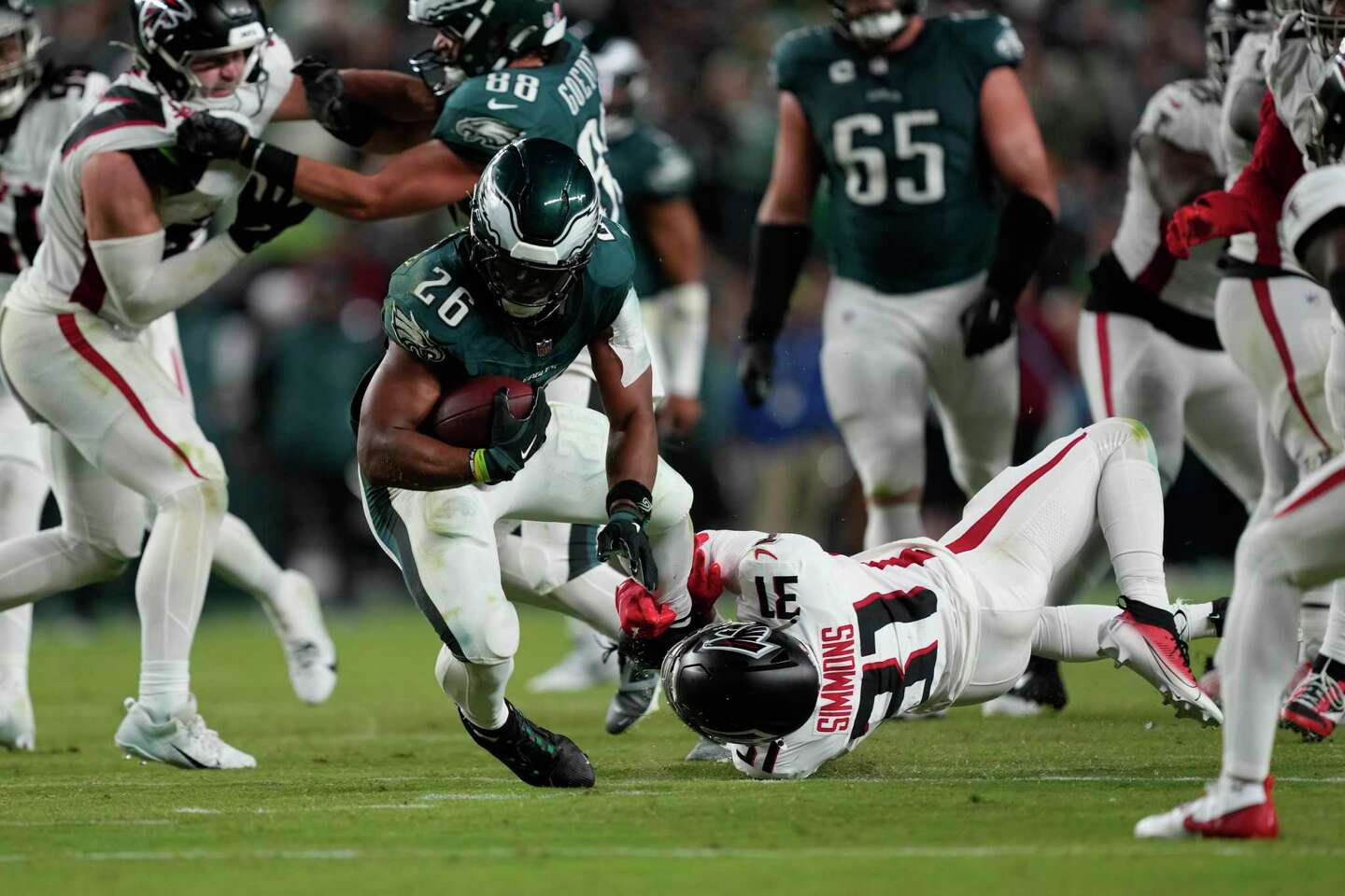 Barkley's pivotal drop late in 4th quarter burns Eagles in 2221 loss