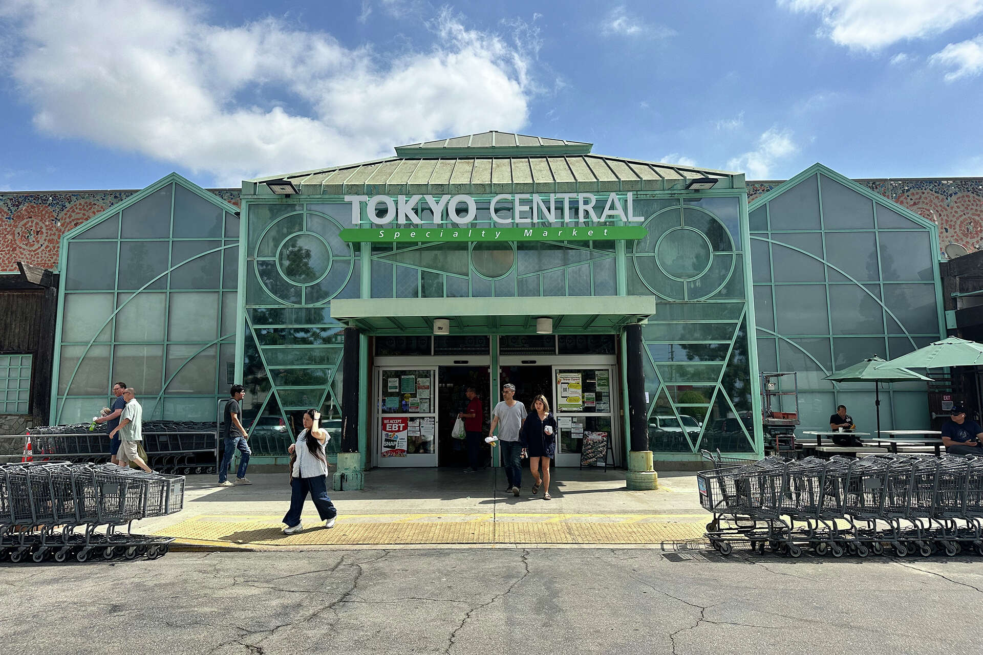 This wellstocked superstore is the largest Japanese market in Calif.