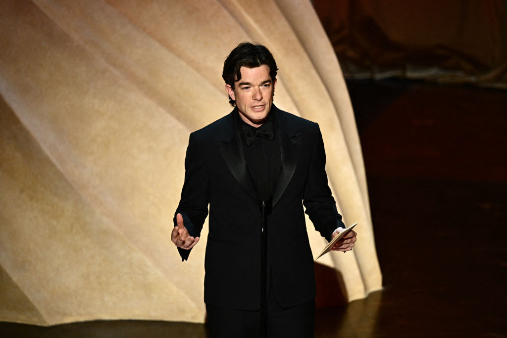 Sagoma Di Cartone A Grandezza Naturale Di John Mulaney In Abito – Celebrity Cutouts, Ritaglio Per Feste E Eventi, Con Ologramma Di Autenticità