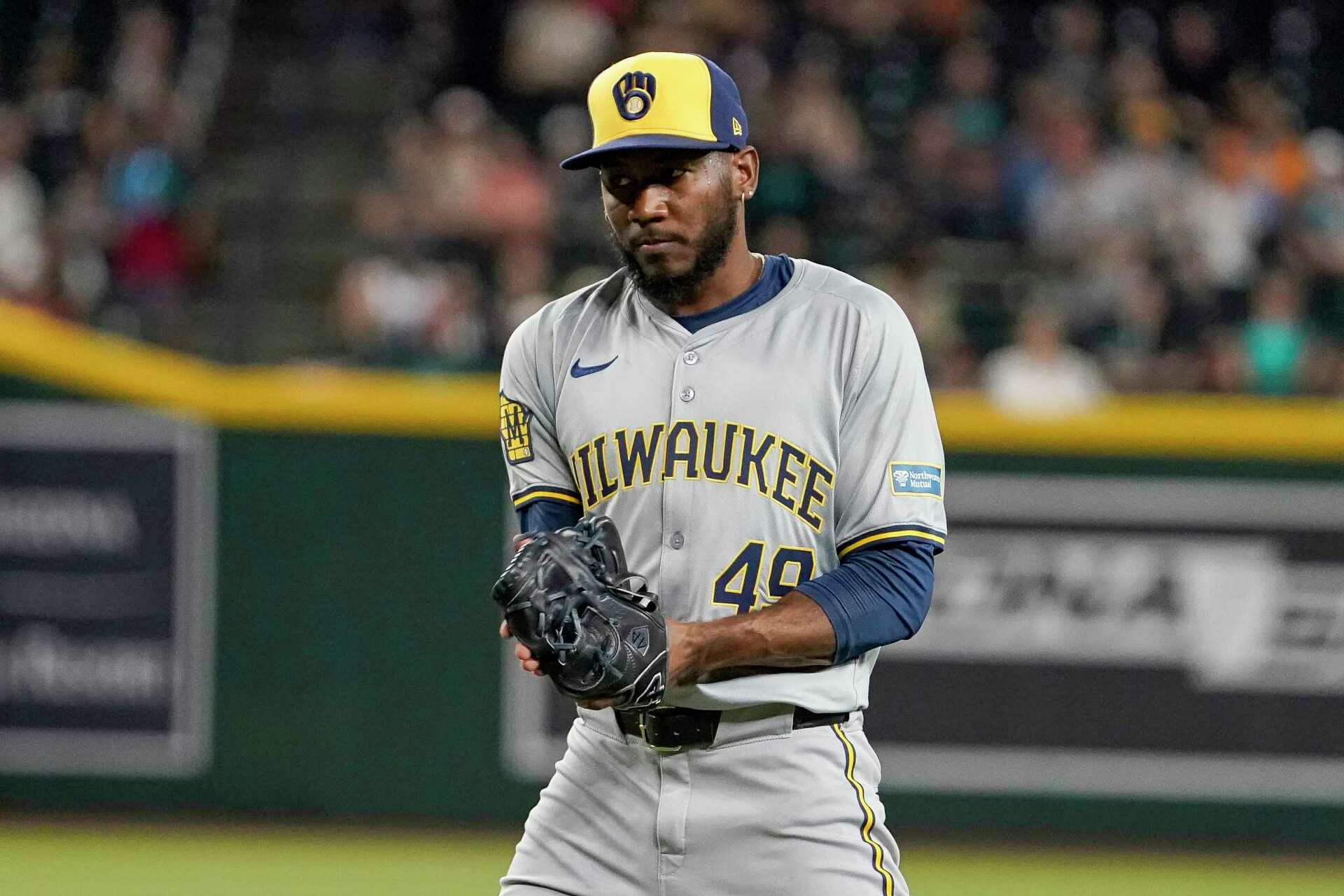 Cubs claim reliever Enoli Paredes off waivers from the Brewers