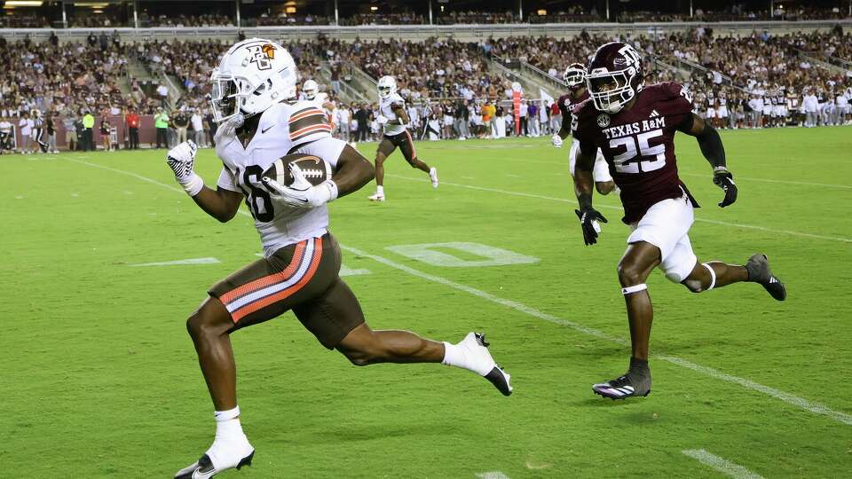 Bowling Green's Rahkeem Smith (16) breezes past Texas A&M defender Dalton Brooks (25) on his way to a 40-yard touchdown off a reverse during Saturday's second half at College Station.