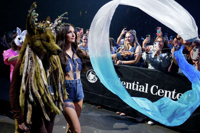 Country star Kacey Musgraves gets cringey, sometimes vulgar at SF show