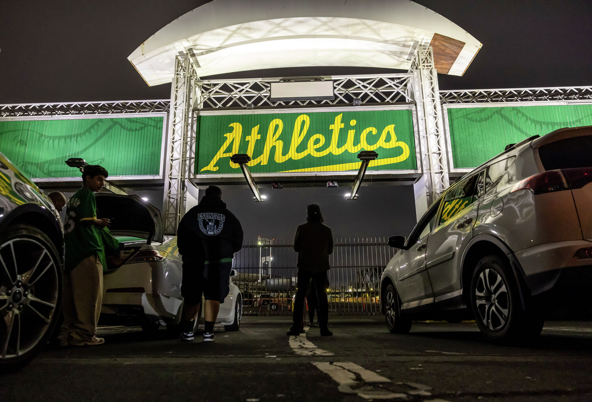 Throwing one last tailgate party, A’s fans line up outside Coliseum before daybreak - San Francisco Chronicle