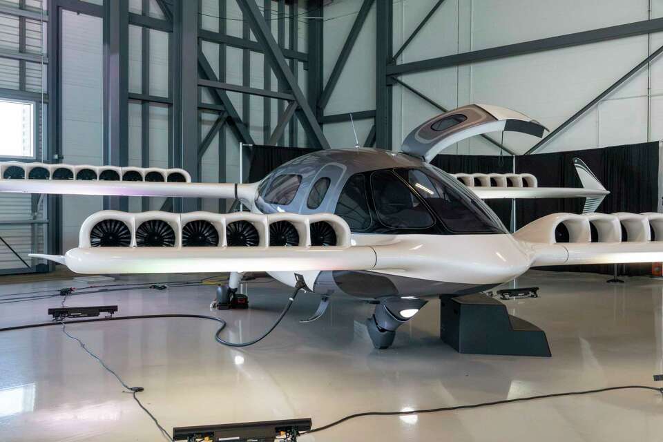 Lilly Pilot Lilium Jet debuts in U.S. as goal for flying in 2026 approaches