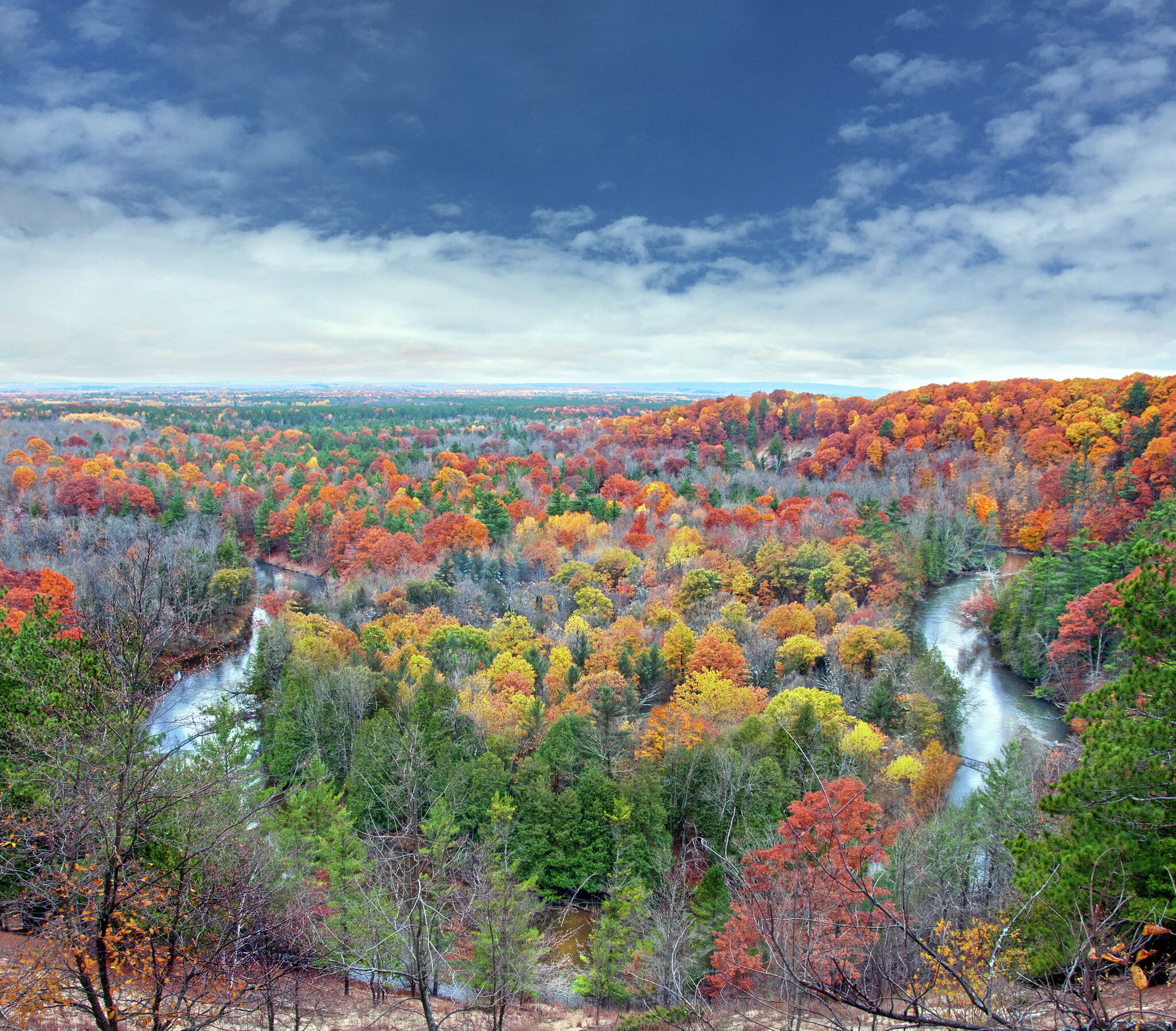 Fall foliage maps show when leaves will peak in Michigan