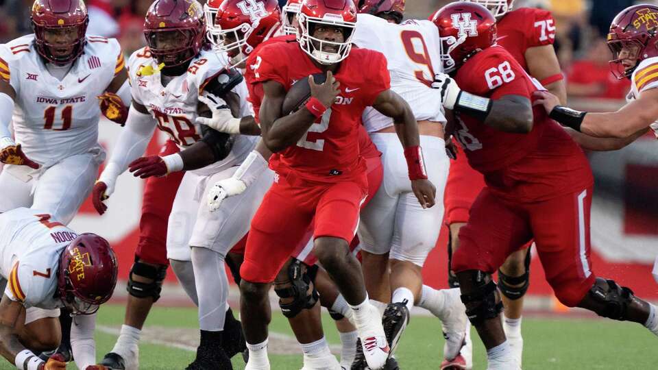 Houston quarterback Zeon Chriss (2) runs the ball during the second quarter of a Big 12 college football game at TDECU Stadium, Saturday, Sept. 28, 2024, in Houston.