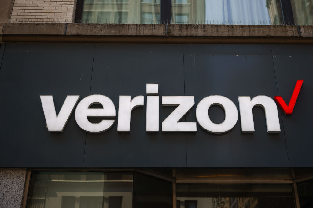 Is Verizon down? More than 100K users report issues