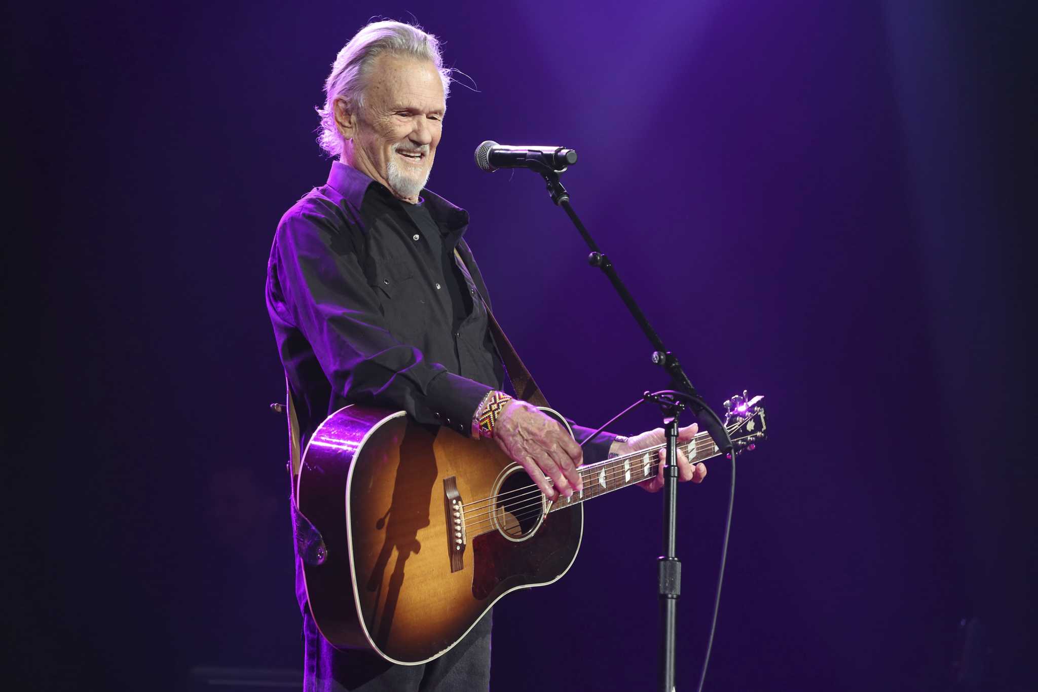 Barbra Streisand, Dolly Parton, Martin Scorsese, dan banyak lagi bintang memberikan penghormatan kepada Kris Kristofferson