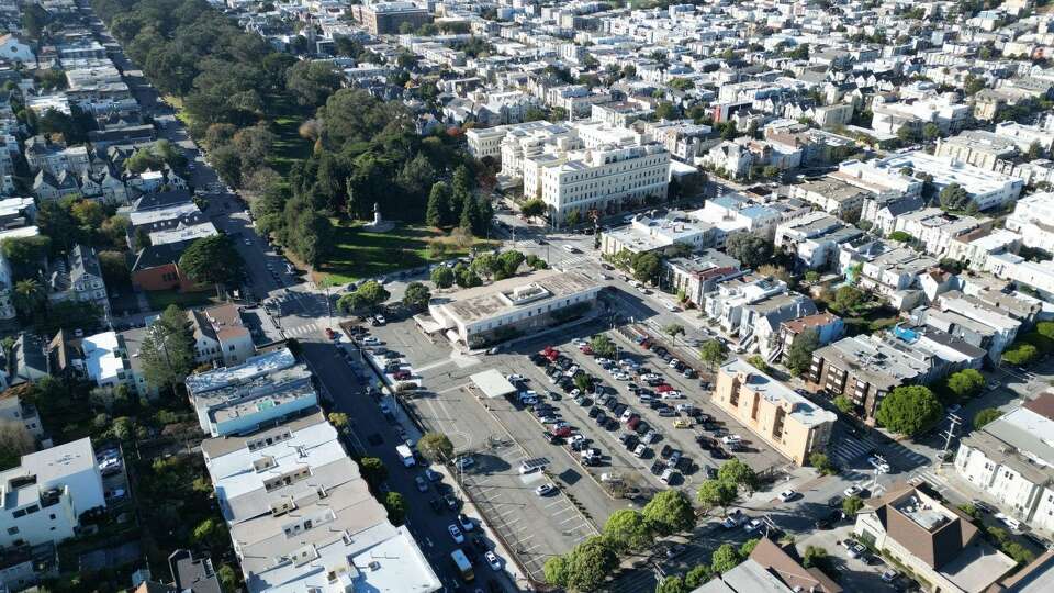 A state-owned site at 1377 Fell Street that currently hosts a 60-year-old DMV and large parking lot will soon be transformed into a mixed-use complex with 372 affordable housing units, Gov. Gavin Newsom announced Thursday.