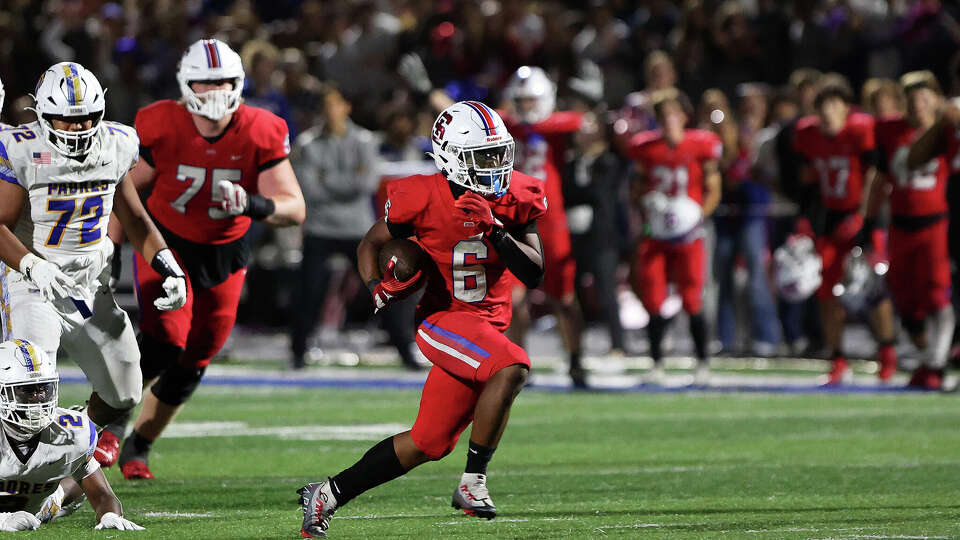 St. Ignatius running back Jarious Hogan on his way to a 30-yard game winning touchdown in a 21-20 victory over Serra on Friday.