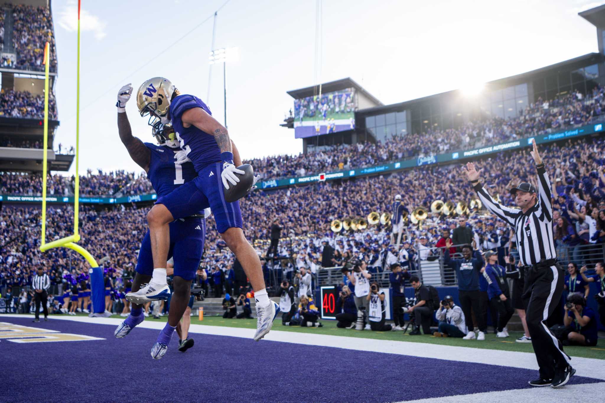 Washington secures victory over No. 10 Michigan with strong 4th quarter performance, winning title game rematch 27-17.