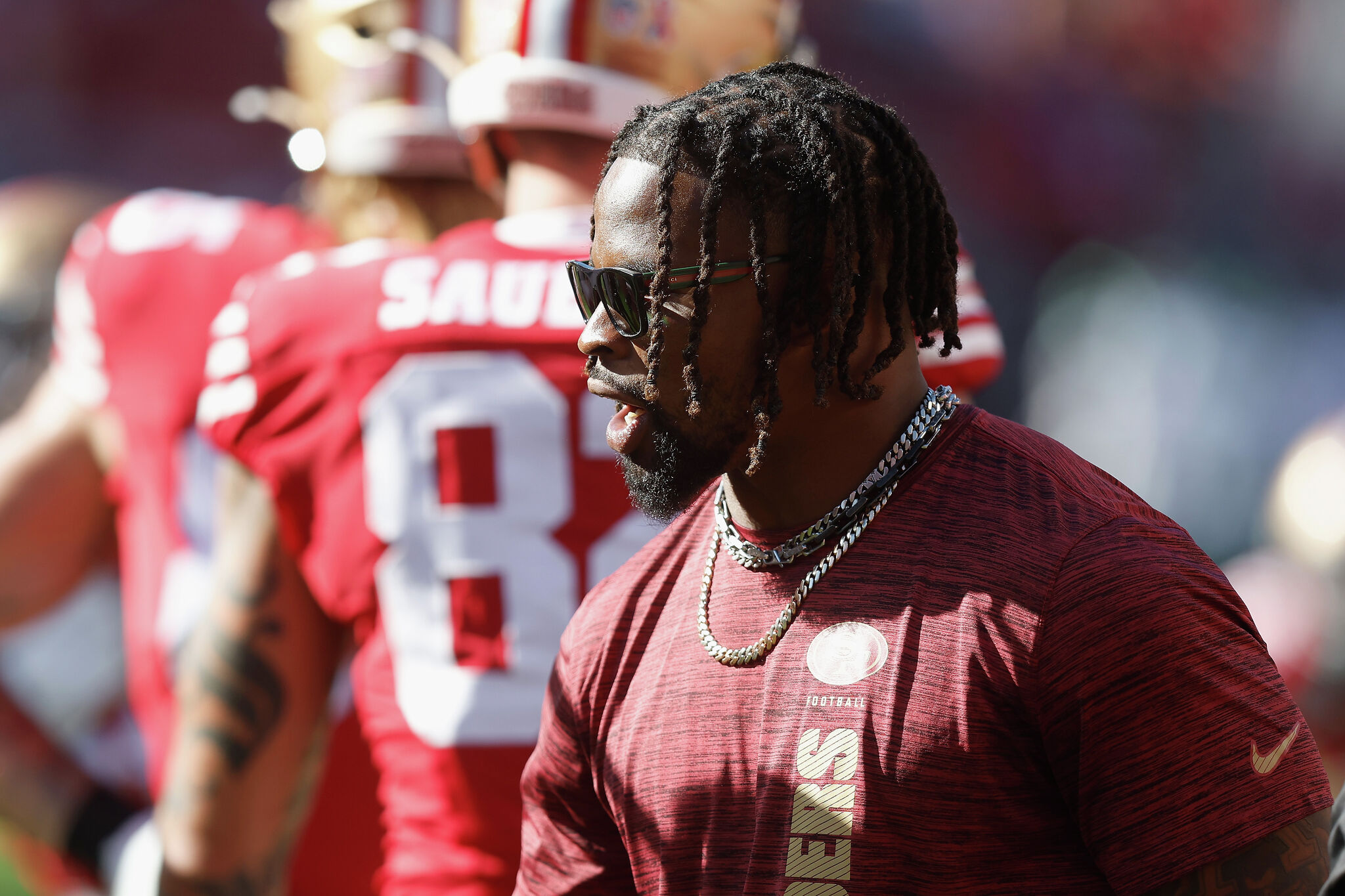 Inactive 49ers star shoves Cardinals player in sideline skirmish