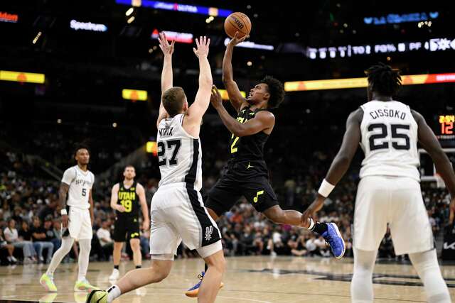 Spurs award final two-way deal to Riley Minix