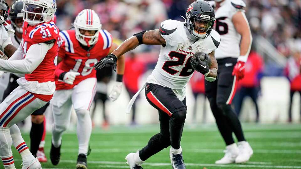 Houston Texans running back Joe Mixon (28) breaks around the end on his way to a 20-yard touchdown run against the New England Patriots during the second half of an NFL football game Sunday, Oct. 13, 2024, in Foxborough, Mass.