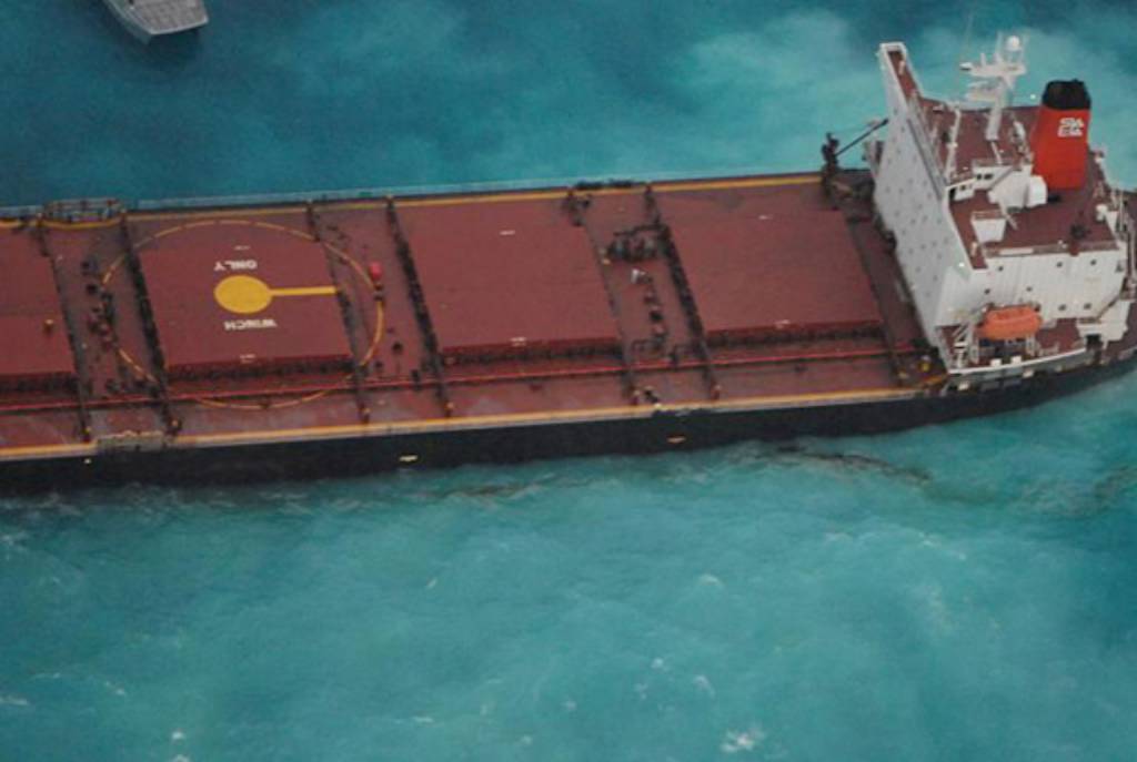 Officials Fear Ship Breaking Apart On Australia's Great Barrier Reef