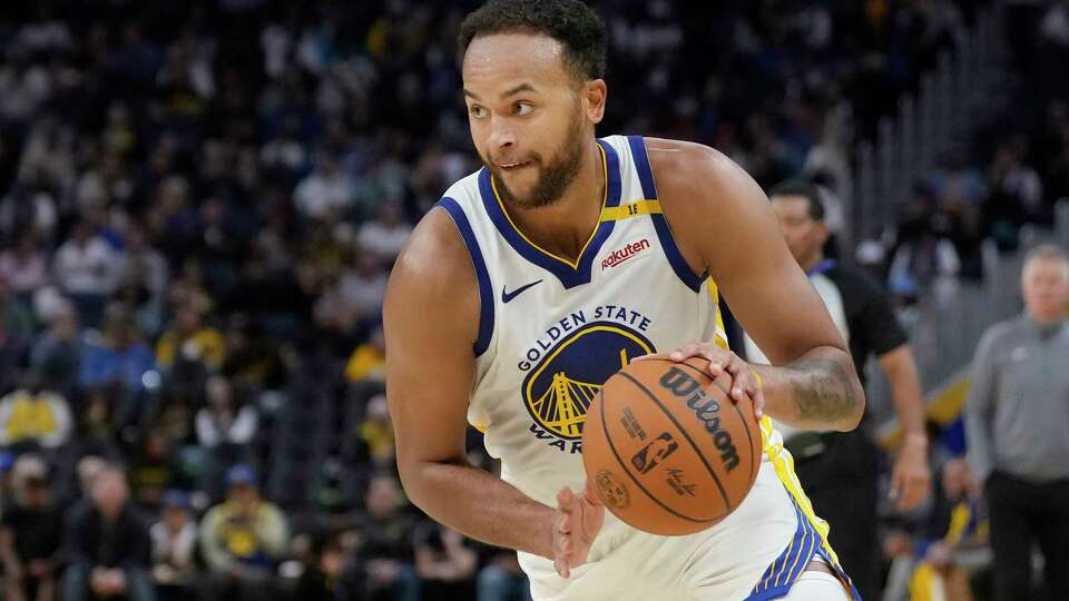 Golden State Warriors forward Kyle Anderson drives to the basket against the Sacramento Kings during the second half of an NBA preseason basketball game in San Francisco, Friday, Oct. 11, 2024. (AP Photo/Jeff Chiu)