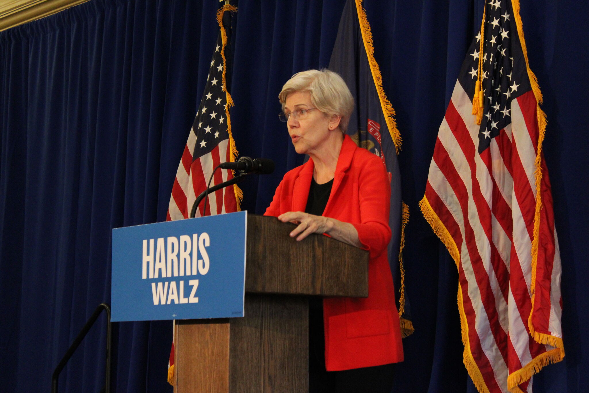 Elizabeth Warren campaigns for Kamala Harris in Central Michigan