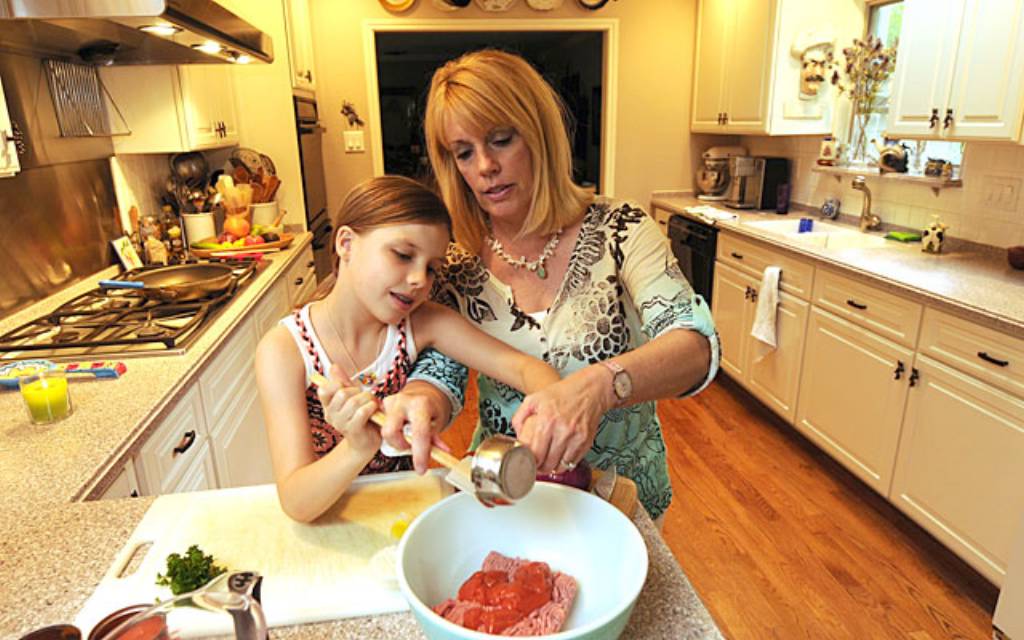 Parents can help their kids eat more healthfully