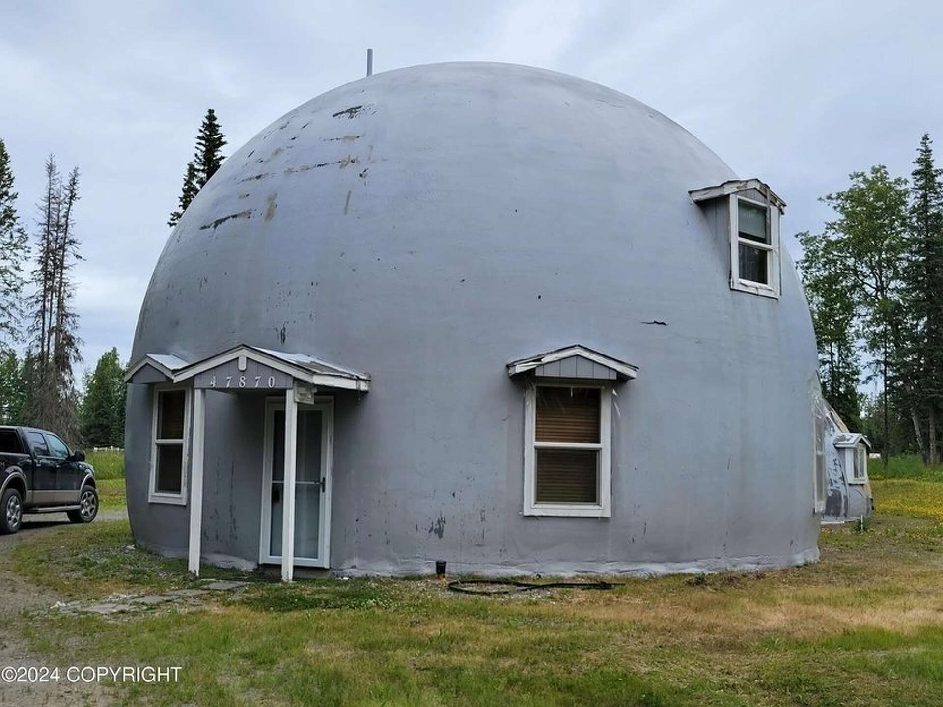 crumbling-alaskan-dome-home-with-one-of-a-kind-circular-walls-aims-to