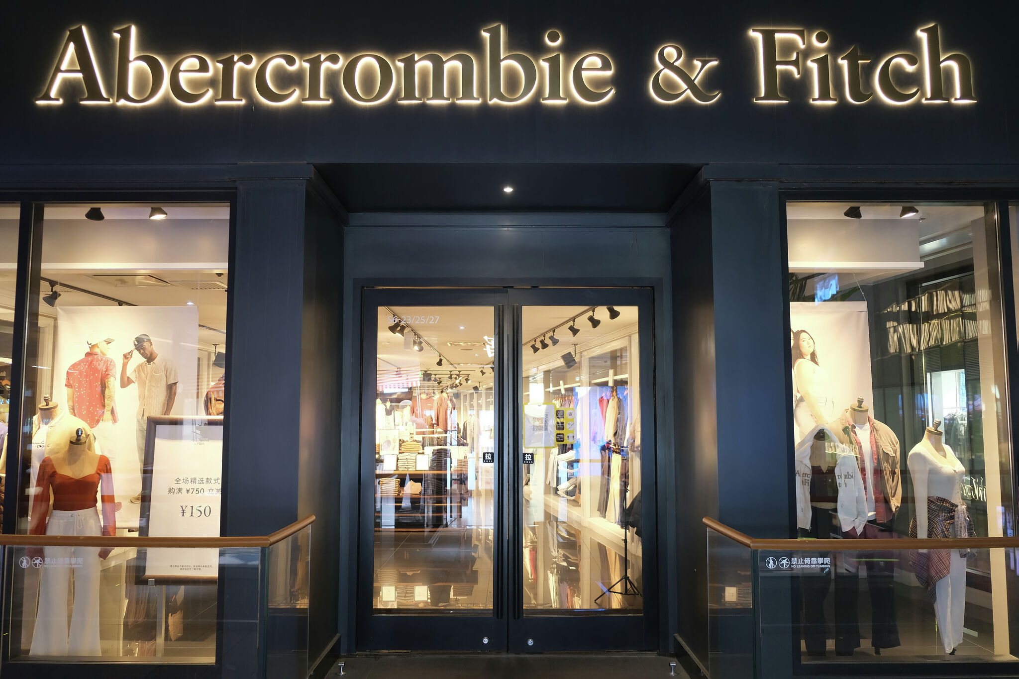 Fbi Arrests Ex Abercrombie Ceo Mike Jeffries In Trafficking Case