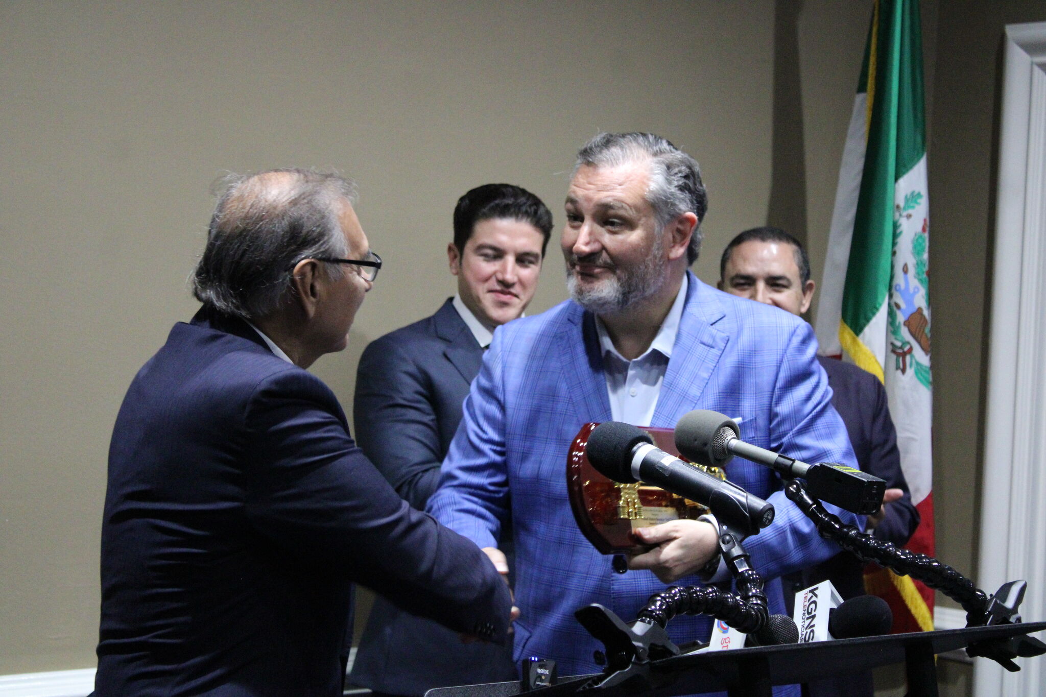 Sen. Cruz given Laredo's Key to the City for World Trade Bridge role