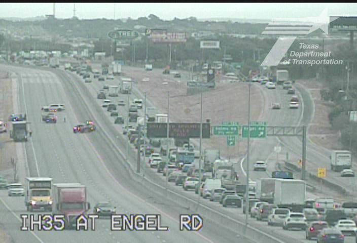 Deadly crash on I-35 shuts down all southbound lanes
