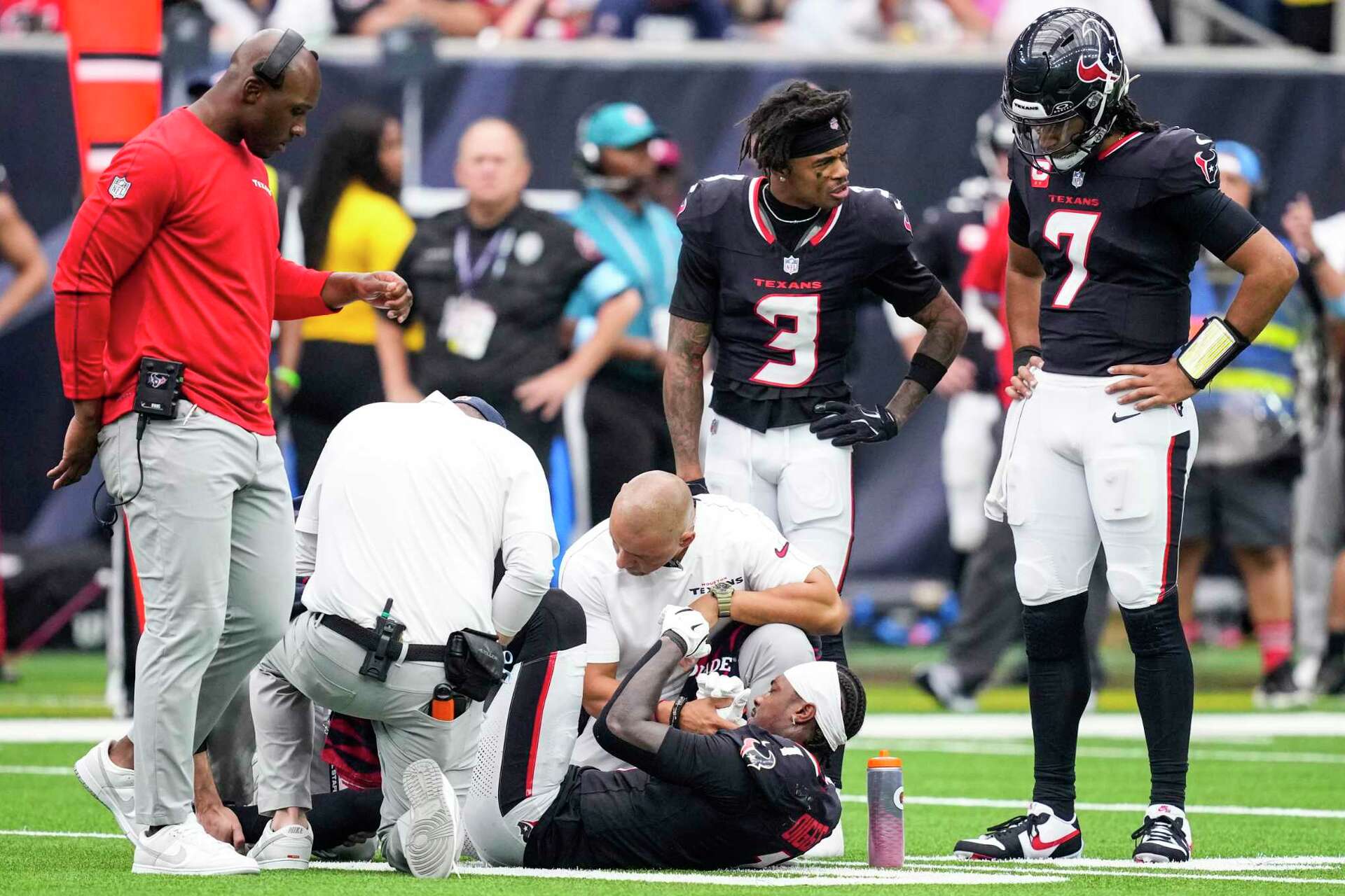 Houston Texans lose WR Stefon Diggs for season to ACL injury