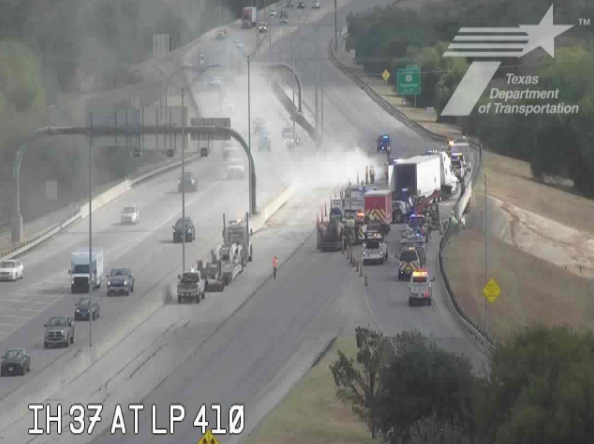 18-wheeler crash on San Antonio highway causes lane closures, delays