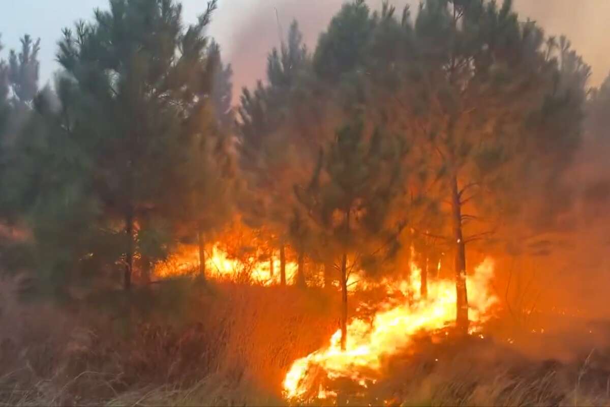 Crews battle a 400-acre fire burning in Bastrop County. 