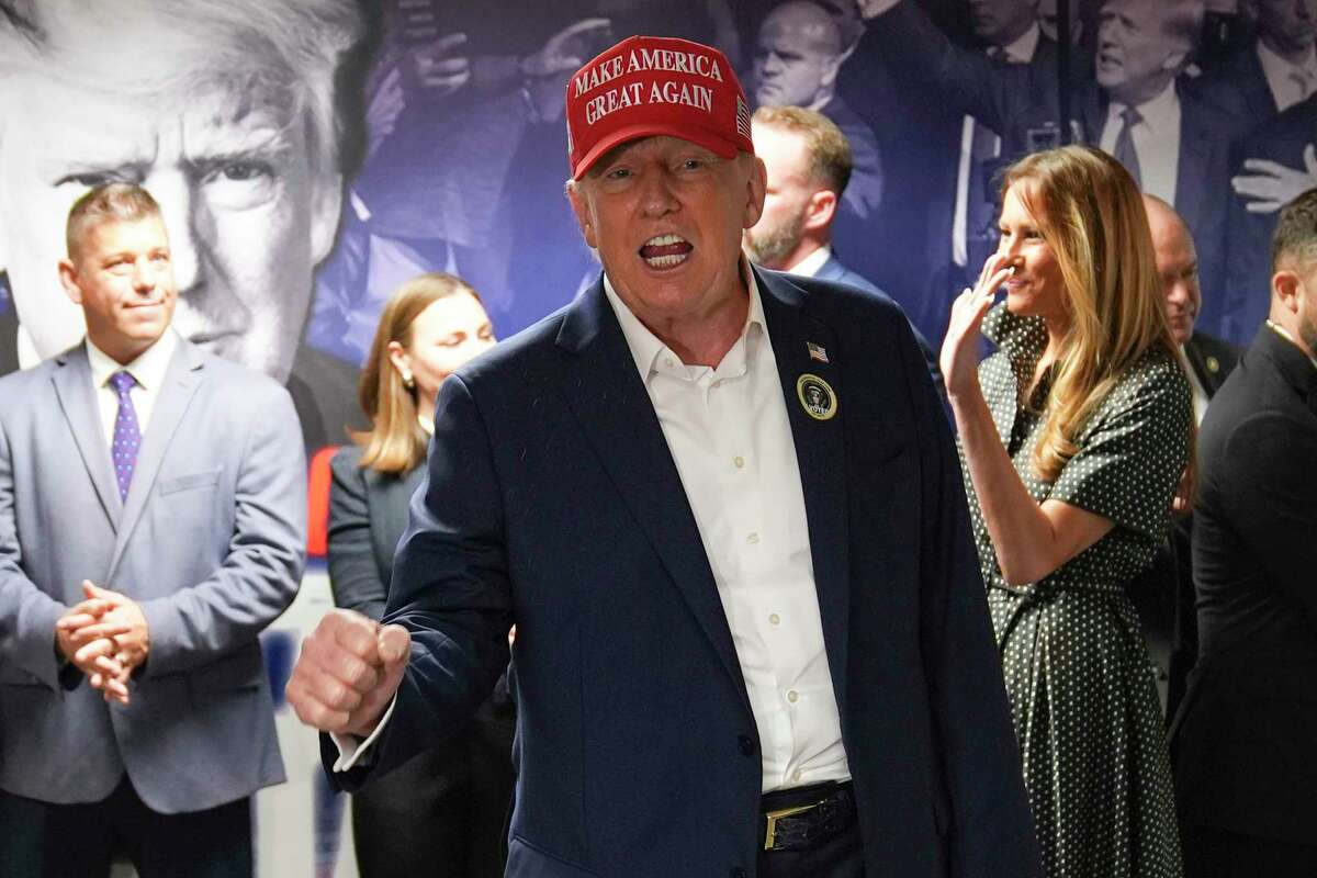 El candidato presidencial republicano Donald Trump visita su centro de campaña en West Palm Beach, Florida, el martes 5 de noviembre de 2024. (AP Foto/Evan Vucci)