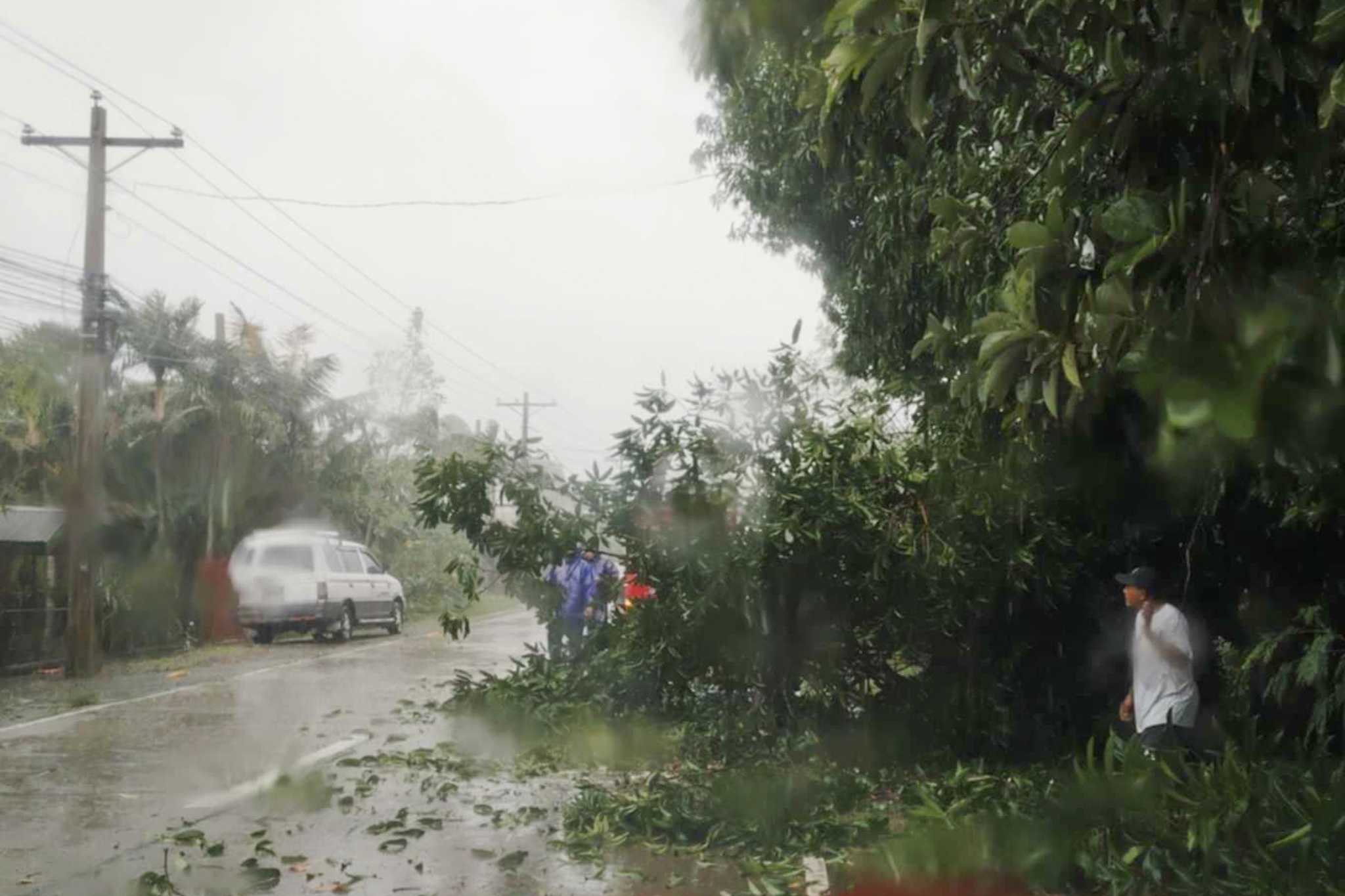 Typhoon Yinxing Slams Into A Northern Philippine Region Still ...