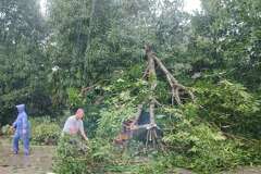 Typhoon Yinxing Slams Into A Northern Philippine Region Still ...