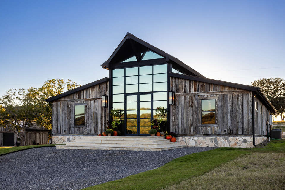 880-acre Texas ranch with luxury farmhouse listed for $32M