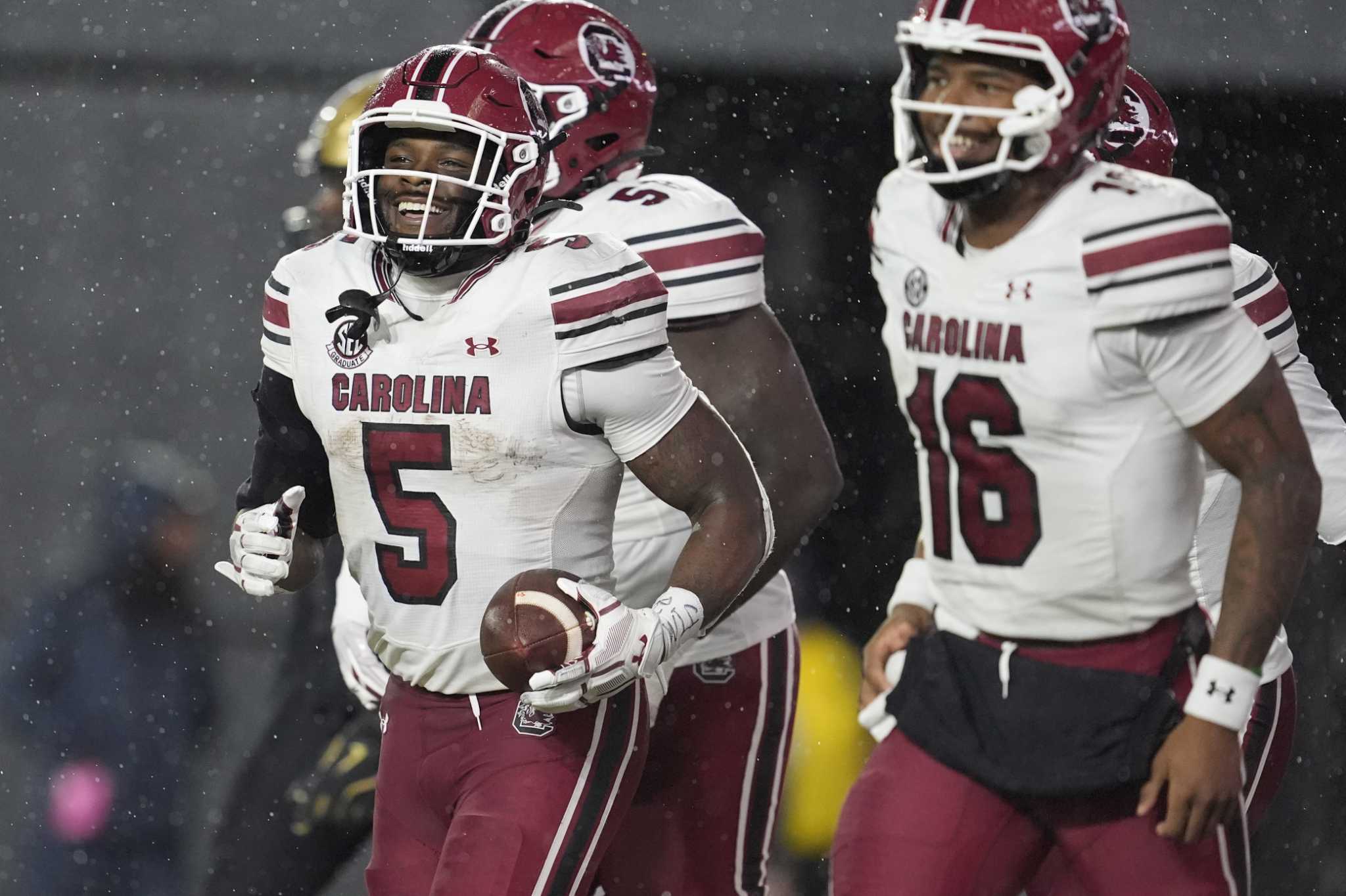 Raheim Sanders scores 3 TDs as South Carolina beats No. 24 Vanderbilt 287