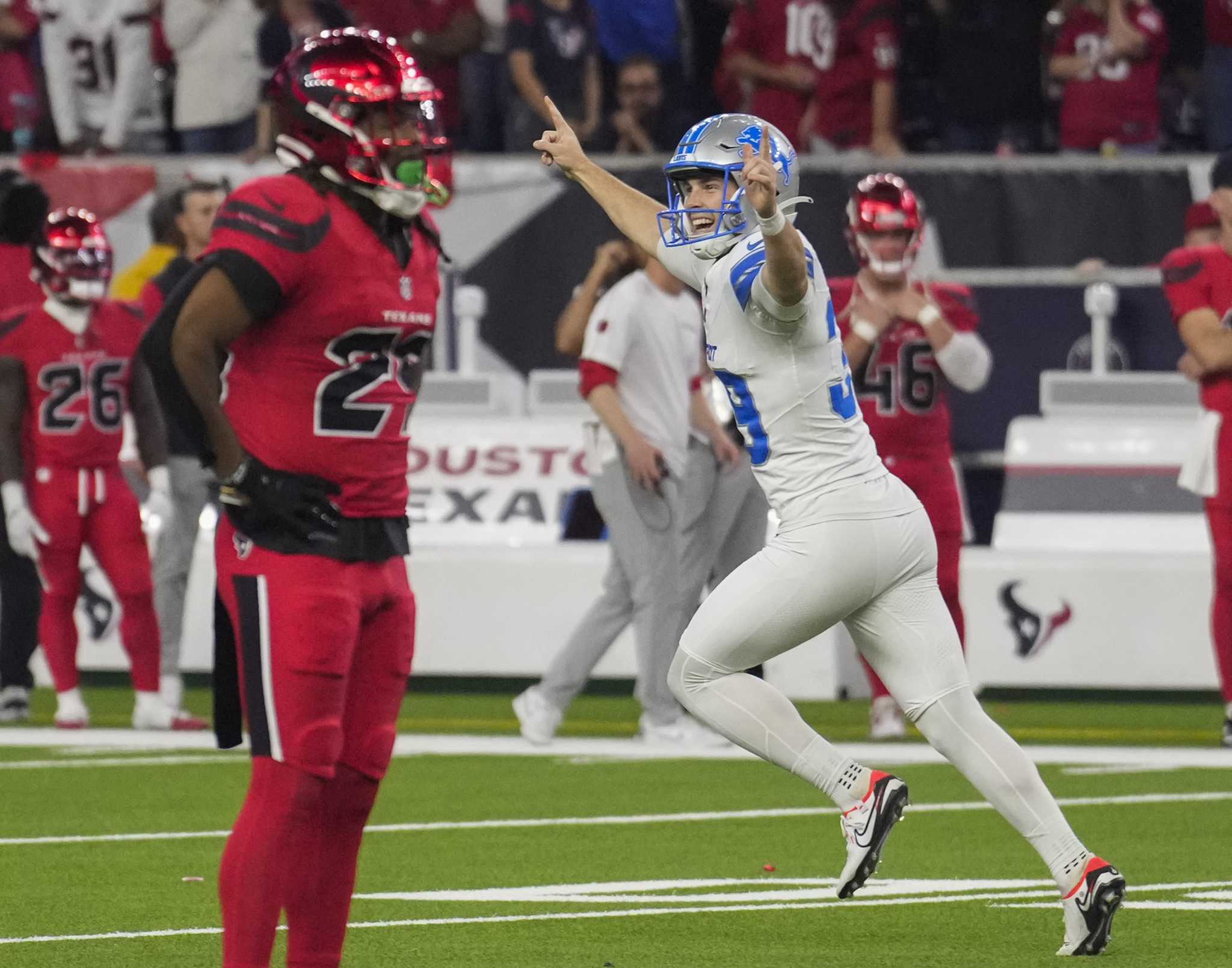 Tomball's Jake Bates nails long kicks to lift Lions past Texans