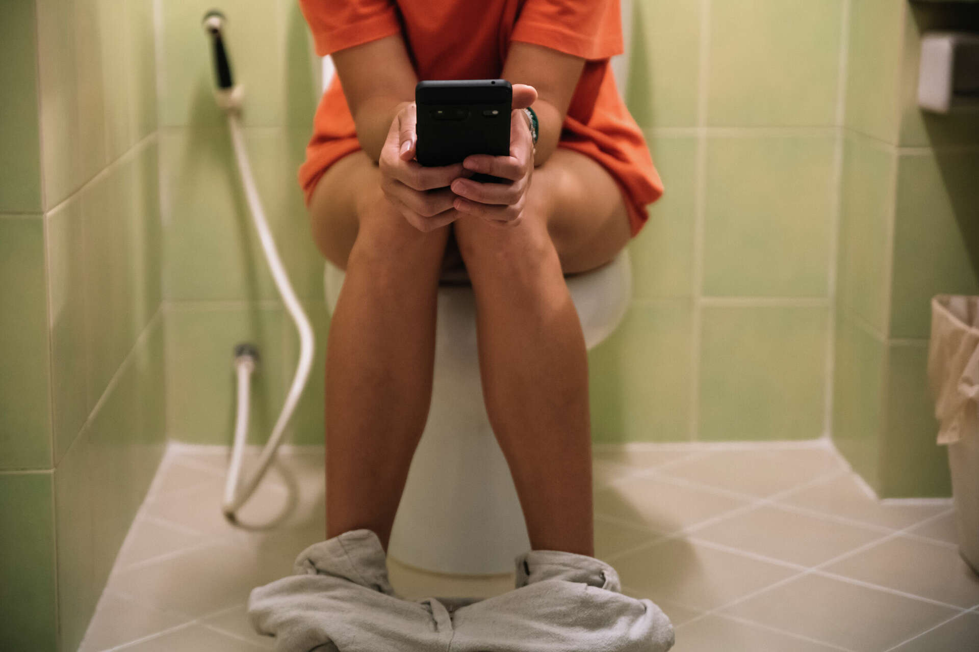 Experts advise limiting toilet time to 10 minutes for health