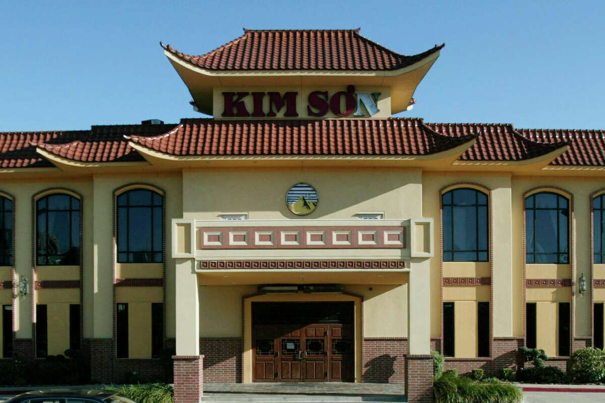 Kim Son's 2001 Jefferson location near the downtown Chinatown offers spacious dining and a ballroom photographed Monday afternoon, Jan. 19, 2004, in Houston.